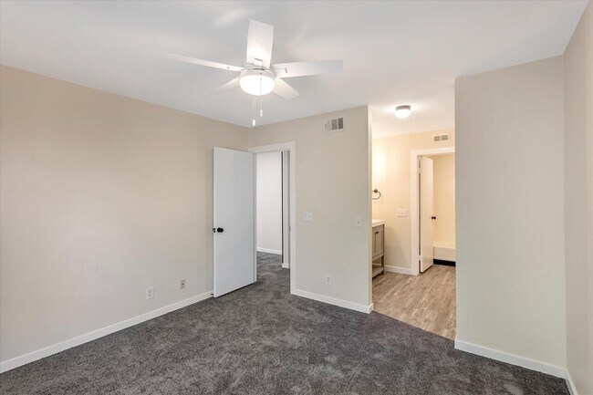 Building Photo - 2554 Olive Dr