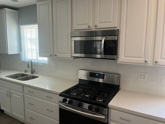 Building Photo - POOL HOME 3 BEDROOMS 3 BATHS