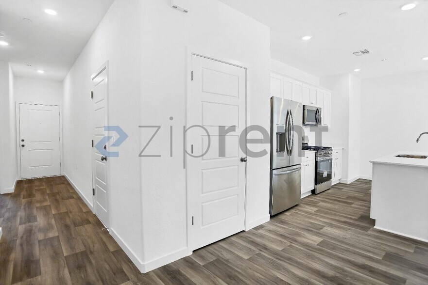 Building Photo - 6173 E Robinson Ave