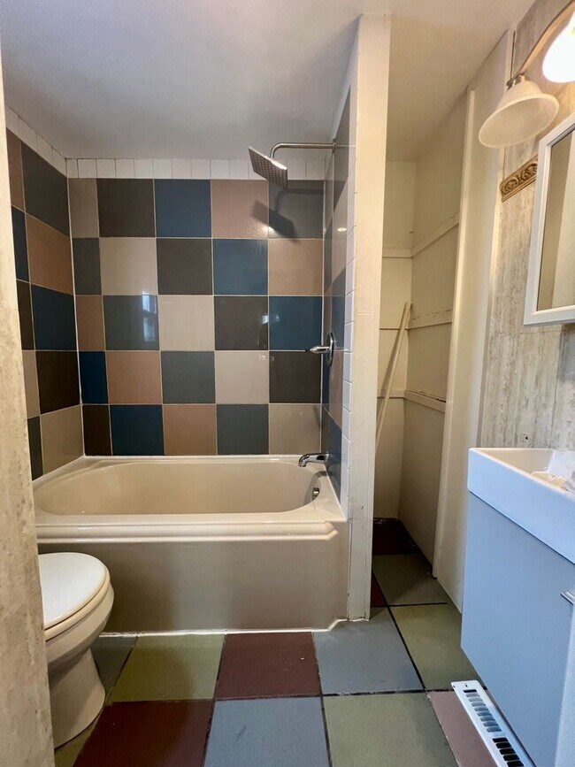 Building Photo - Stunning 4-Bedroom Townhome in the Heart o...