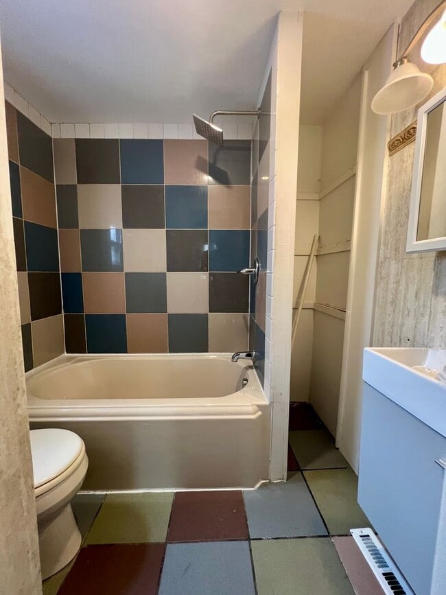 Building Photo - Stunning 4-Bedroom Townhome in the Heart of Fishtown! Available NOW!