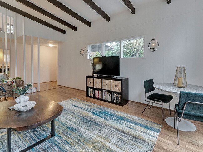 Building Photo - Chic Urban Oasis in Hillsdale