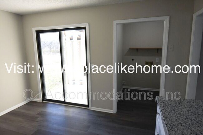 Building Photo - 912 S Edgebrook Ln