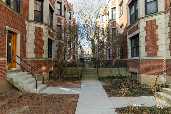Building Photo - 7631 N Eastlake Terrace
