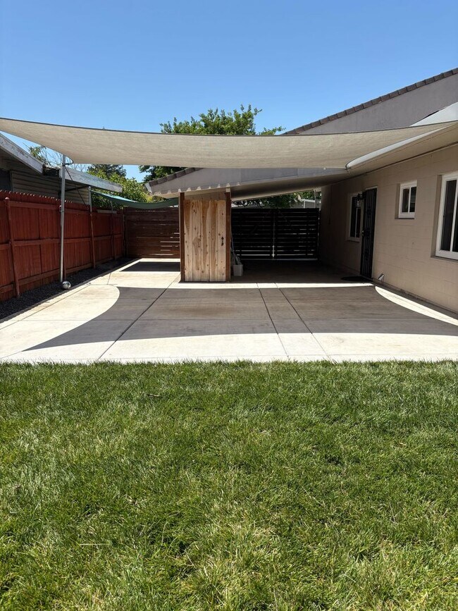 Building Photo - Comfortable 3-Bed Home in Prime Sacramento...