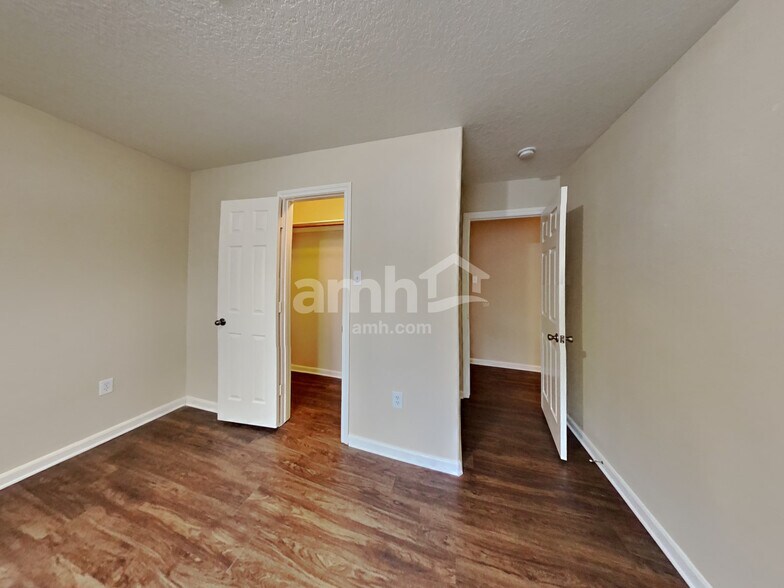 Building Photo - 1800 Northampton Dr