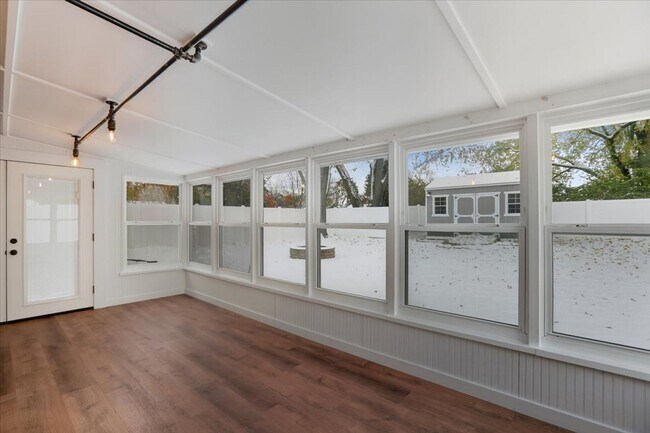 Building Photo - Charming 3-Bedroom Ranch in a Convenient L...