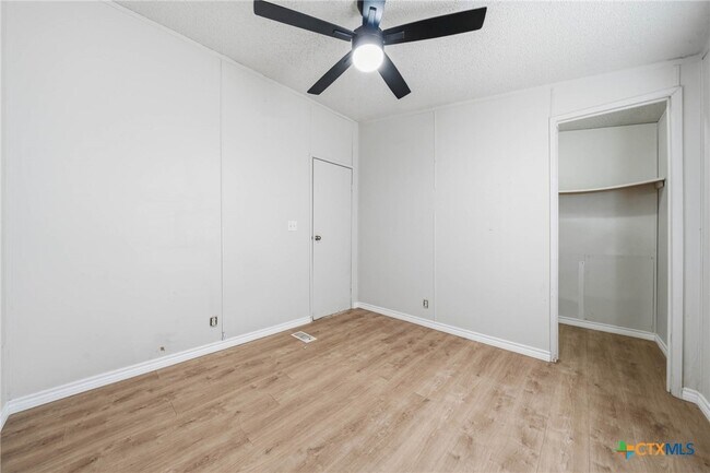 Building Photo - 3034 Barr Ln