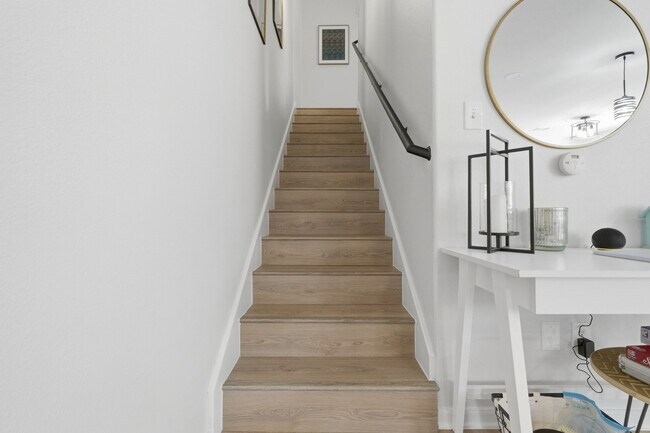 Building Photo - 4 bed with back yard in great East side location.