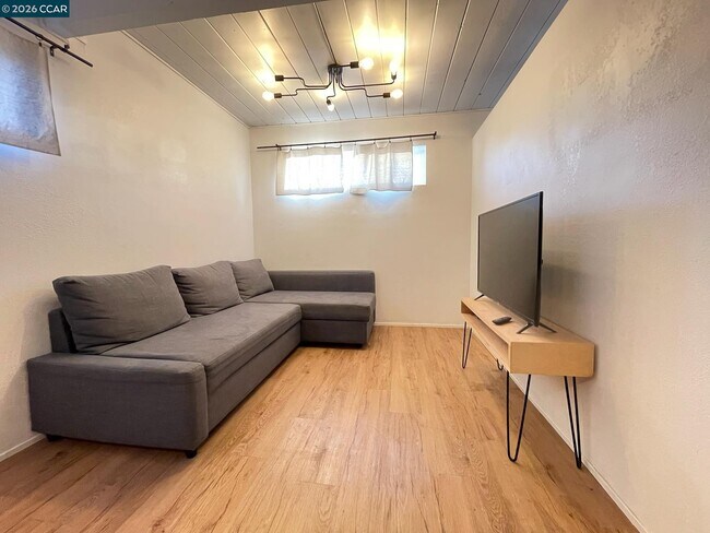 Building Photo - 924 E Meadow Ave