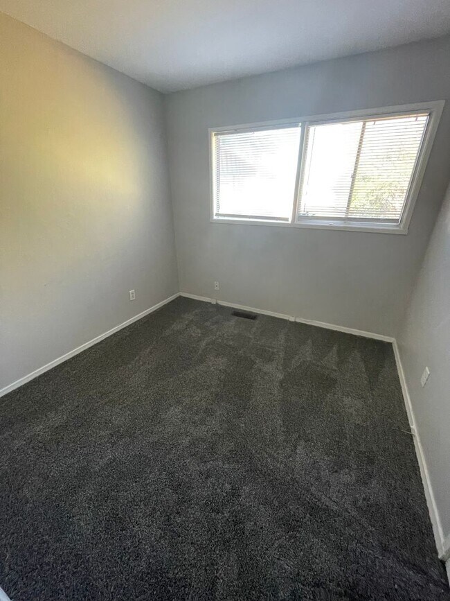 Building Photo - Eagledale - 4 bedroom home.