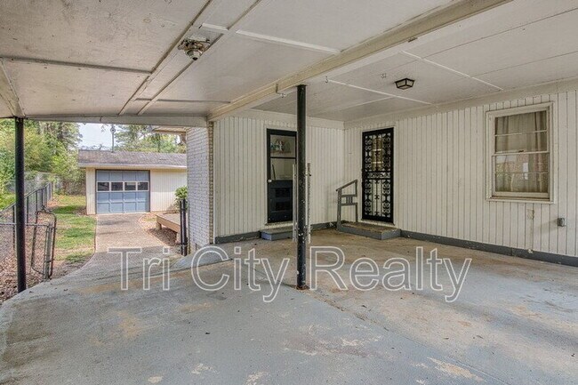 Building Photo - 212 Hilltop Dr