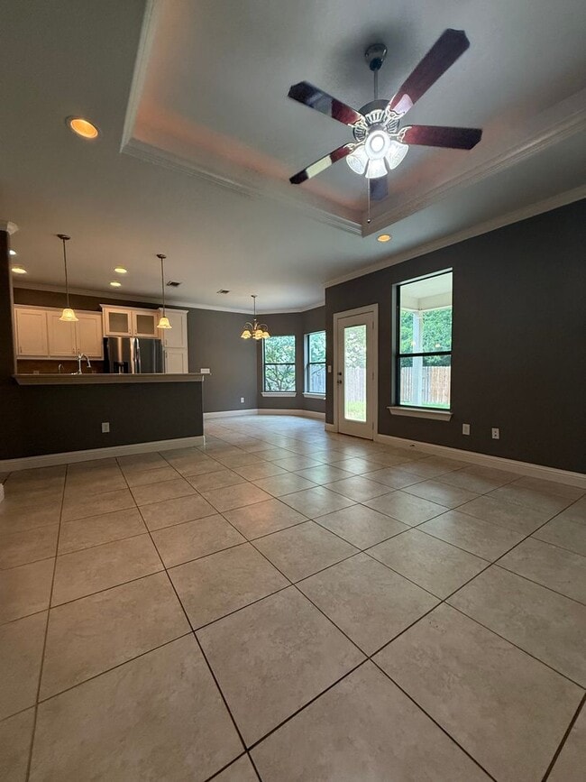 Building Photo - Beautiful 4 bedroom 2 bath home centrally located for added convenience