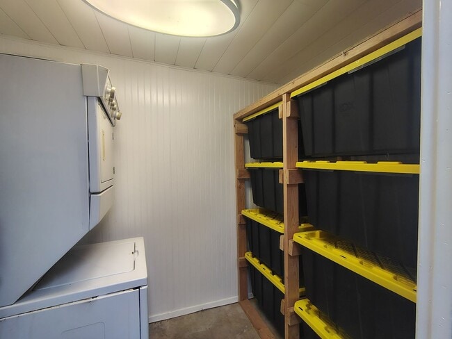 Building Photo - 4001 S Winter Palm Dr