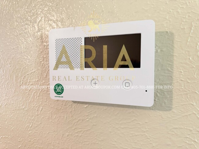 Building Photo - West Norman 2 Bed 1 Bath!