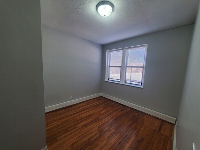 Building Photo - 10 Abbotsford St