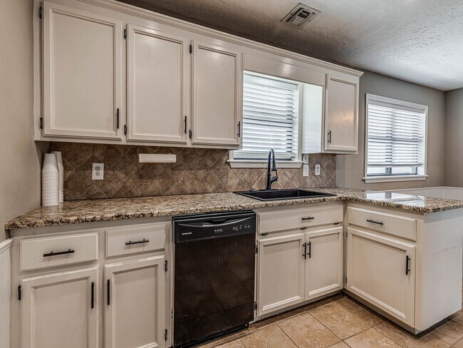 Building Photo - Beautiful 3 bedroom home in the heart of Coweta!