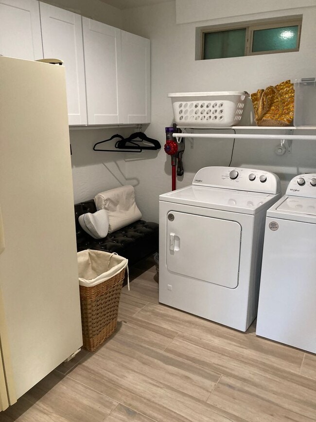 Building Photo - Gorgeous, modern, remodeled, furnished ren...