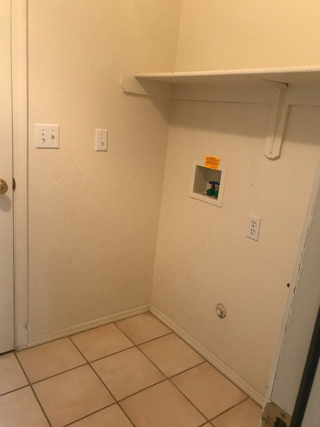 Building Photo - 2 Bedroom 1 Bath Contact Property Pros 928...