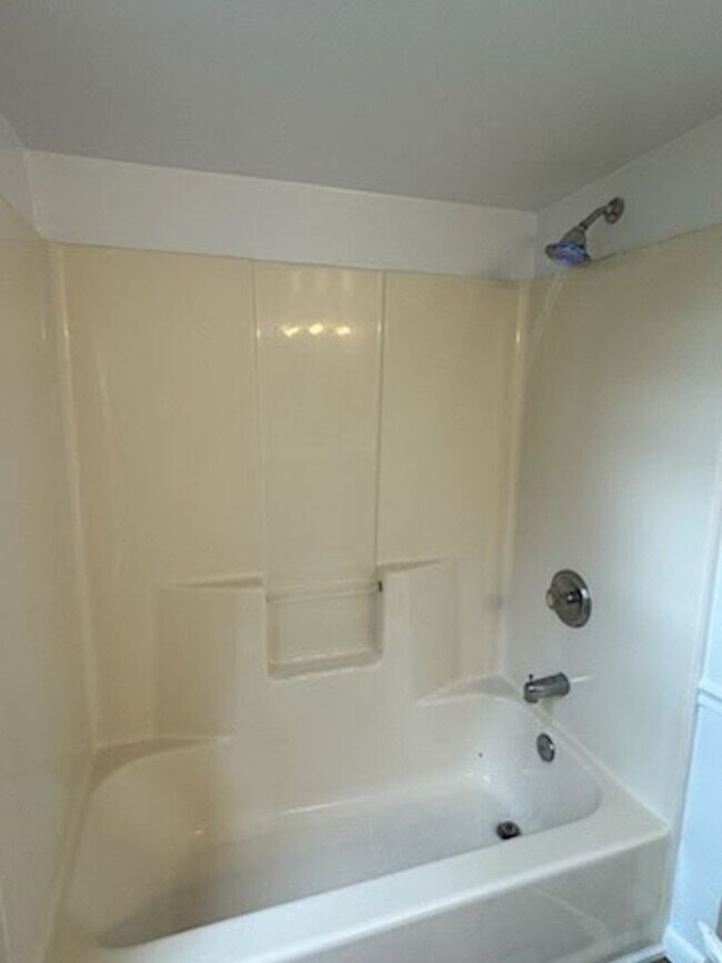 Building Photo - AVAILABLE NOW! Economical home with wood floors, Palisades Schools, laundry, gas heat