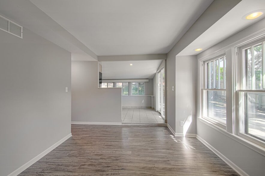 Building Photo - 3138 W 43rd Ave