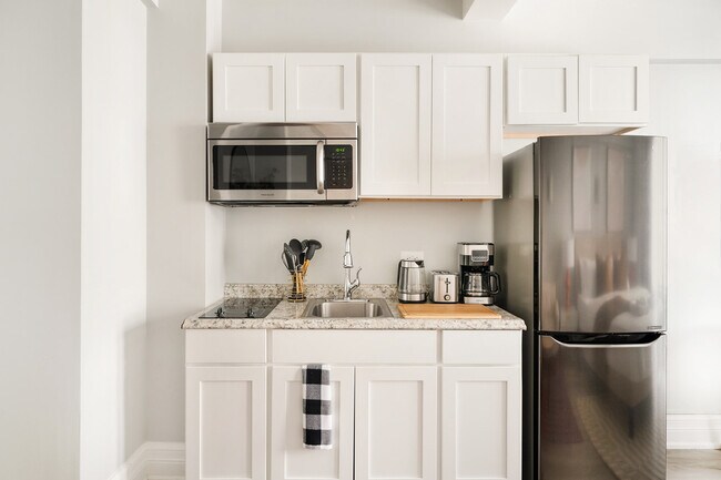 Building Photo - 240 W 73rd St