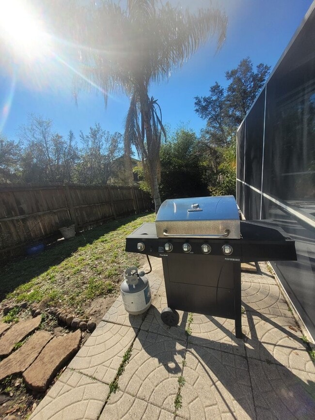 Building Photo - Fully furnished 3 bed 2 bath in beautiful Davenport