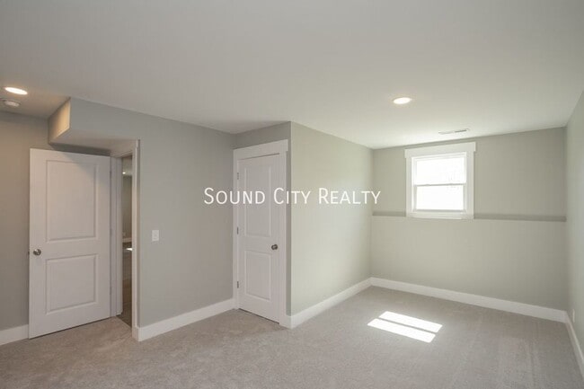 Building Photo - 1608 Autumn Ridge Dr