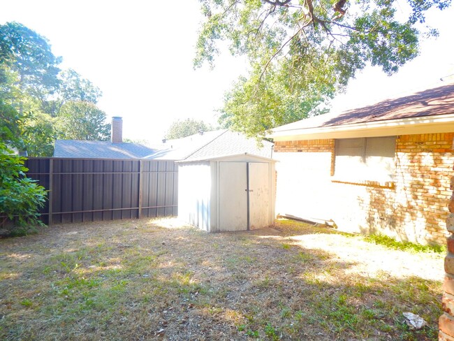 Building Photo - Expansive 3/2 Home in Tyler w/Additional D...