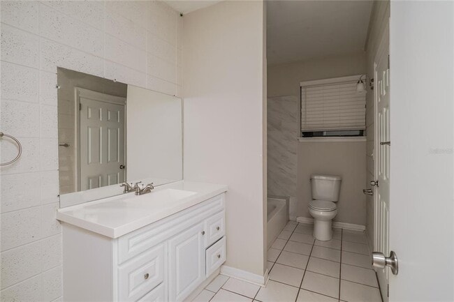 Building Photo - 6129 Hialeah St