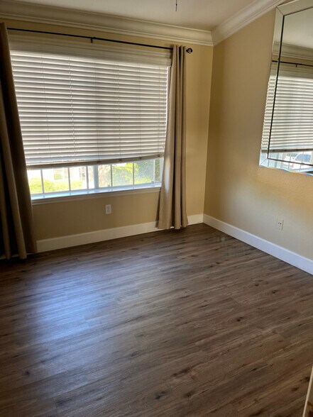 Building Photo - 19 Tulip Pl