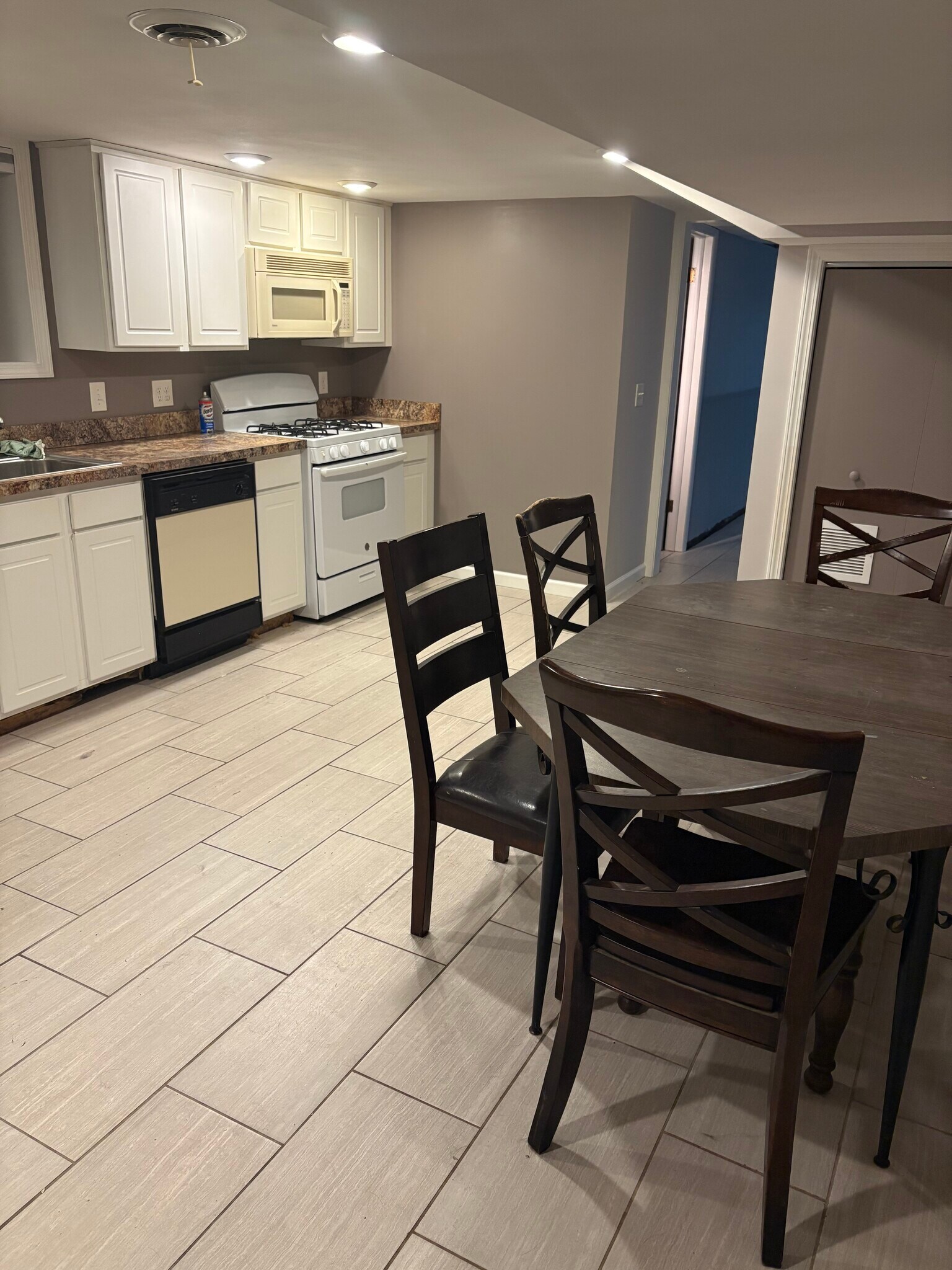 Building Photo - 324 Chestnut Heights Dr