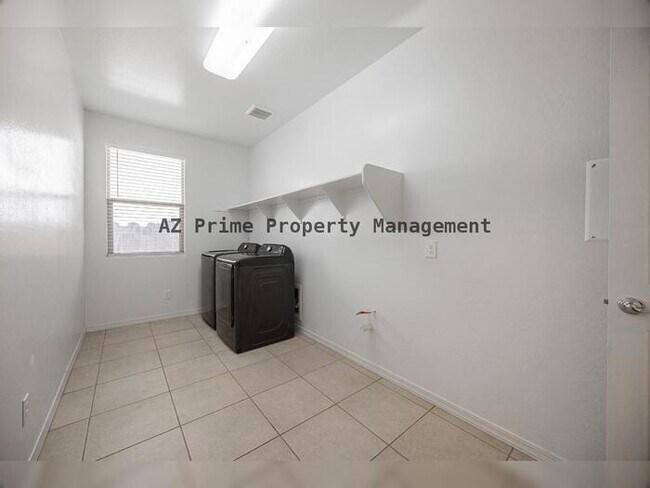 Building Photo - 3311 W Donner Dr