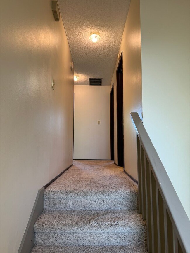 Building Photo - 3 bedroom 2.5 bathroom duplex off Coburg Rd.