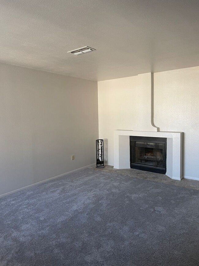 Building Photo - New remodeled townhome!