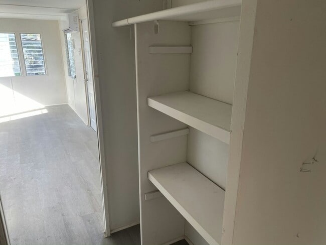 Building Photo - 5 Circle Dr