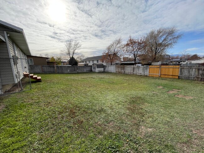 Building Photo - 781 N 950 W St