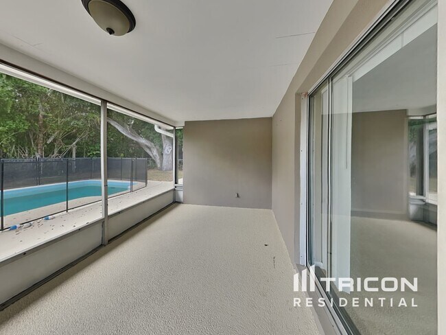 Building Photo - 730 College Hill Dr