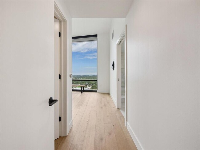 Building Photo - 70 Rainey St