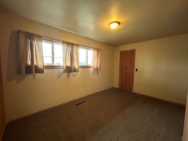 Building Photo - Spacious Home in the Country for Rent