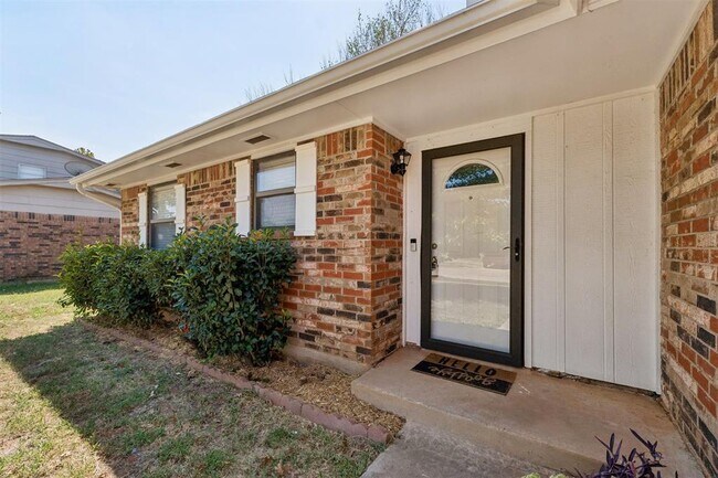 Building Photo - 213 S Silver Dr