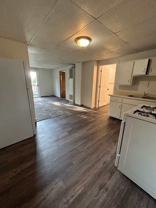 Building Photo - Two Bedroom Apartment Near Campus