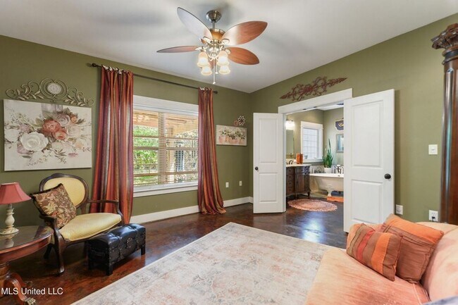 Building Photo - Spacious 5 bed, 4 bath home sits right ins...