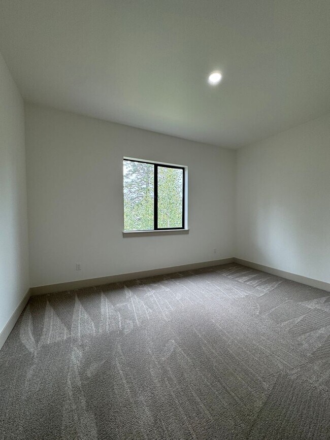 Building Photo - Luxury Rural Home Close to Town for Lease