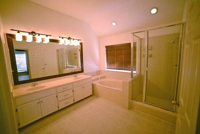 Building Photo - RENOVATED 4-BEDROOM IN MISSION RIDGE