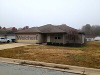 Building Photo - Comfortable 3BR/2BA with Garage & Fenced Backyard