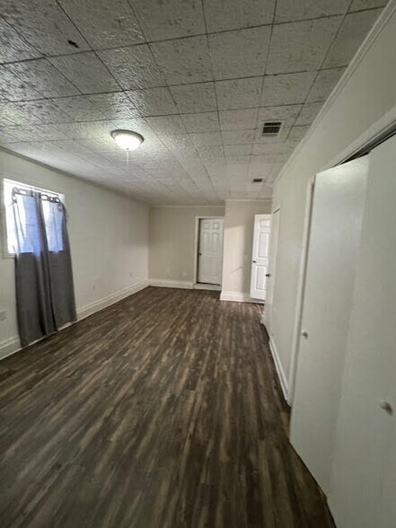 Building Photo - 5700 Eastwood Dr