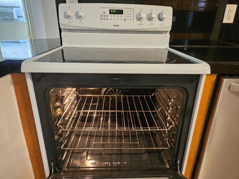 Building Photo - 220 NE 26th St