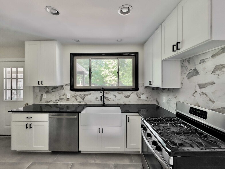 Newly remodeled kitchen - 1301 Gahant Rd