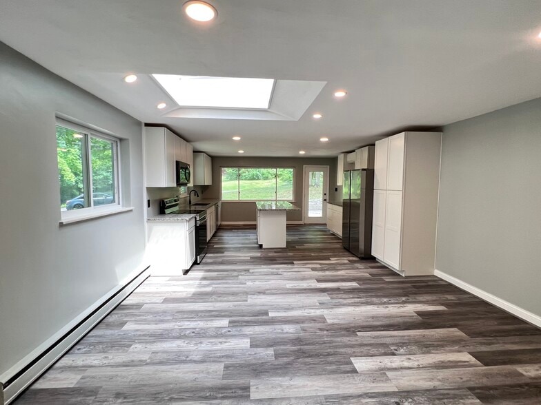 Building Photo - 9499 Maple Knoll Dr